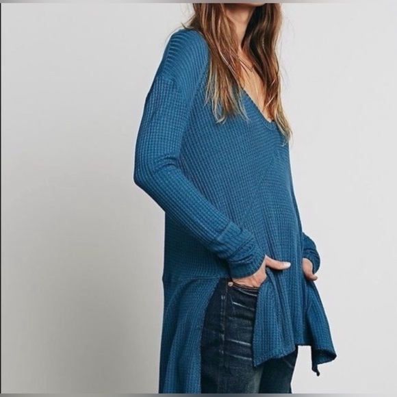 Free People Blue Waffle Knit Scoop Neck Raw Edge Hi Low Top Womens Medium EUC - Picture 1 of 6